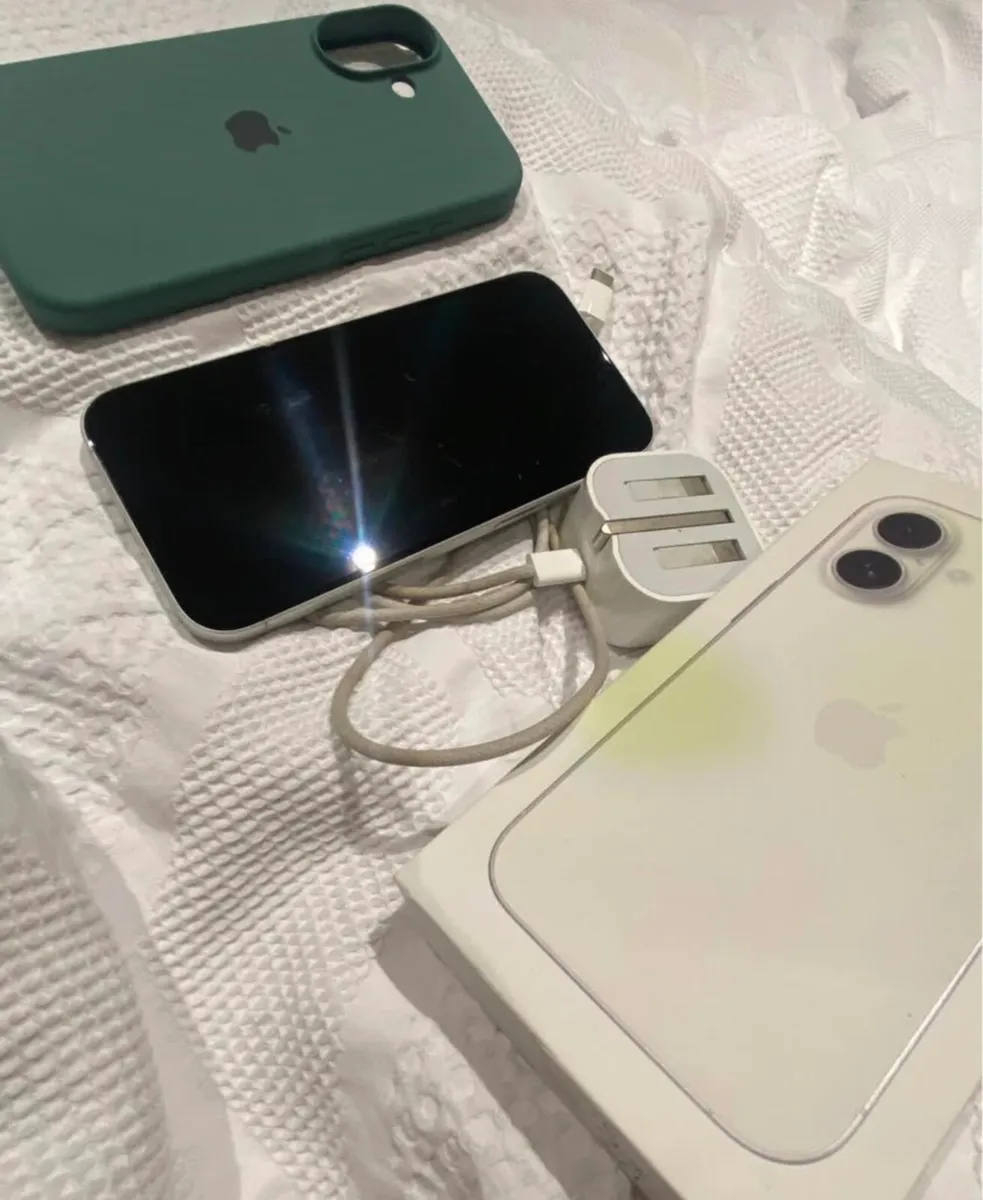 iPhone 16 - Image 3