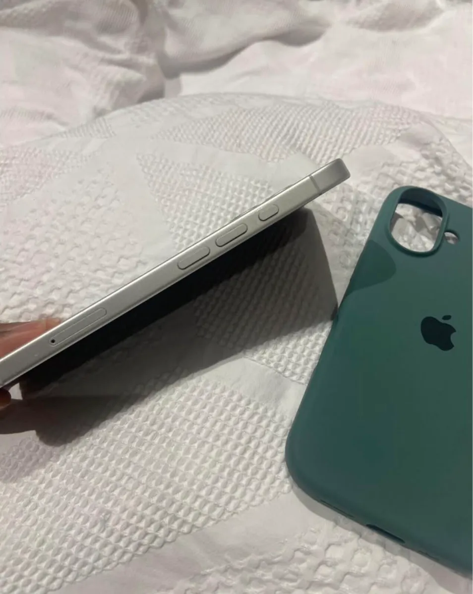iPhone 16 - Image 2