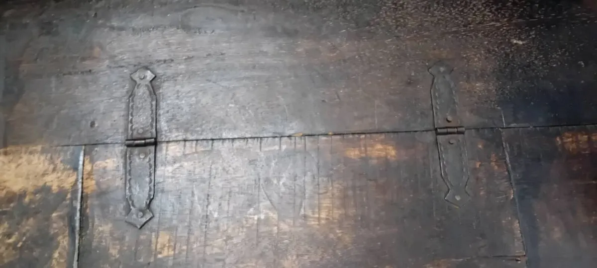 Rustic Oak Settle With Storage - Image 3