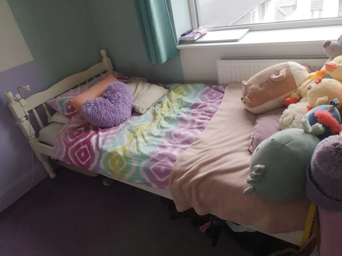 Single bed - Image 2