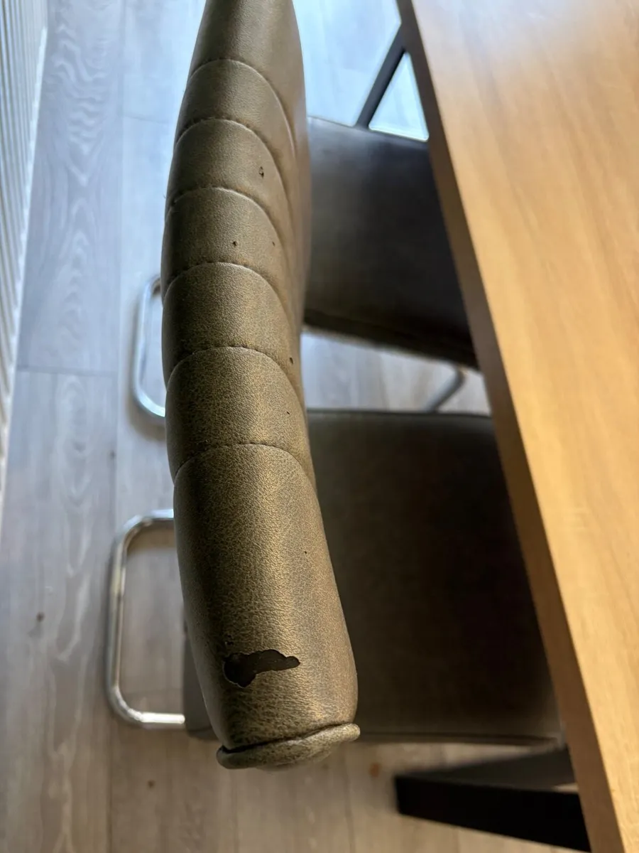 Kitchen table and chairs - Image 2