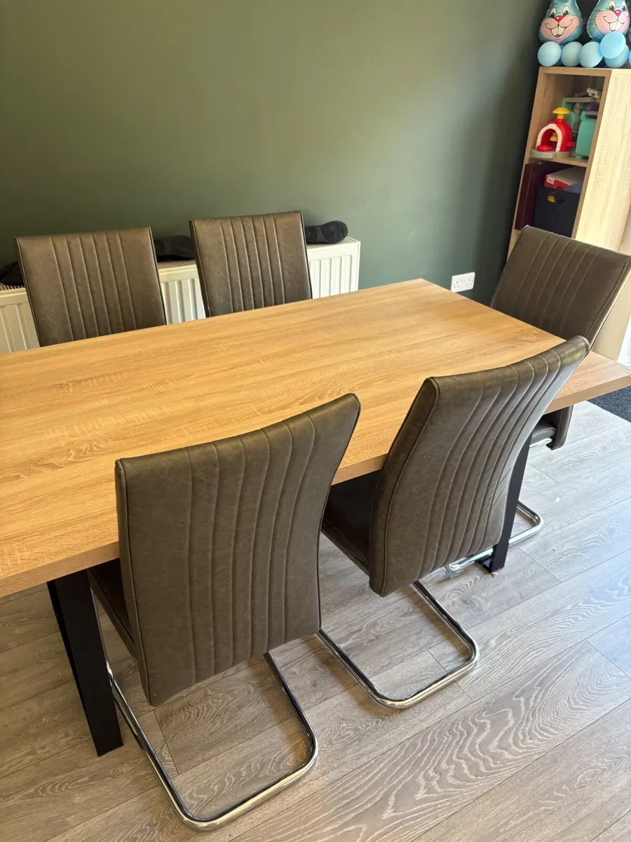 Kitchen table and chairs - Image 1