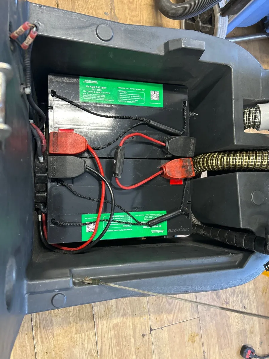 Drive on scrubber dryer - Image 2