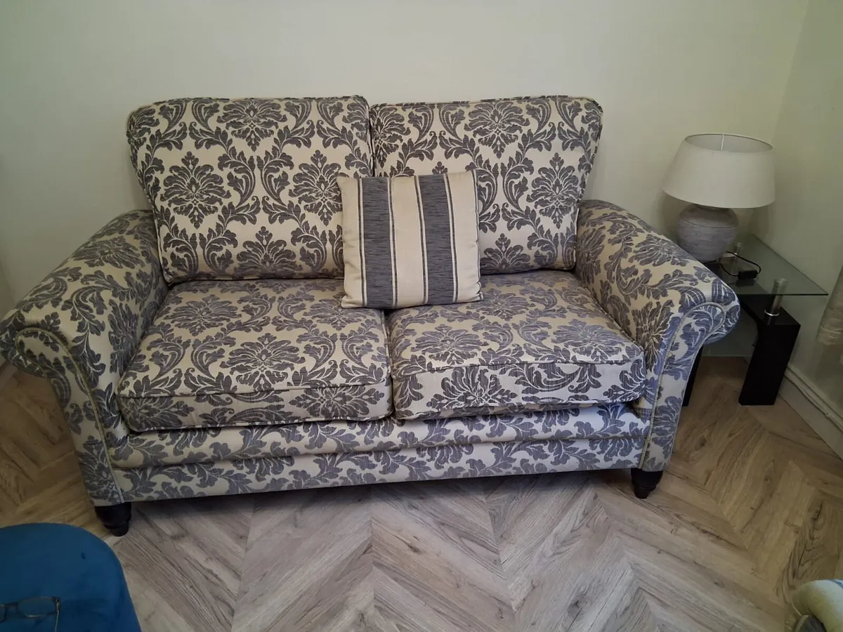 2 seater couch and 2 armchairs - Image 1