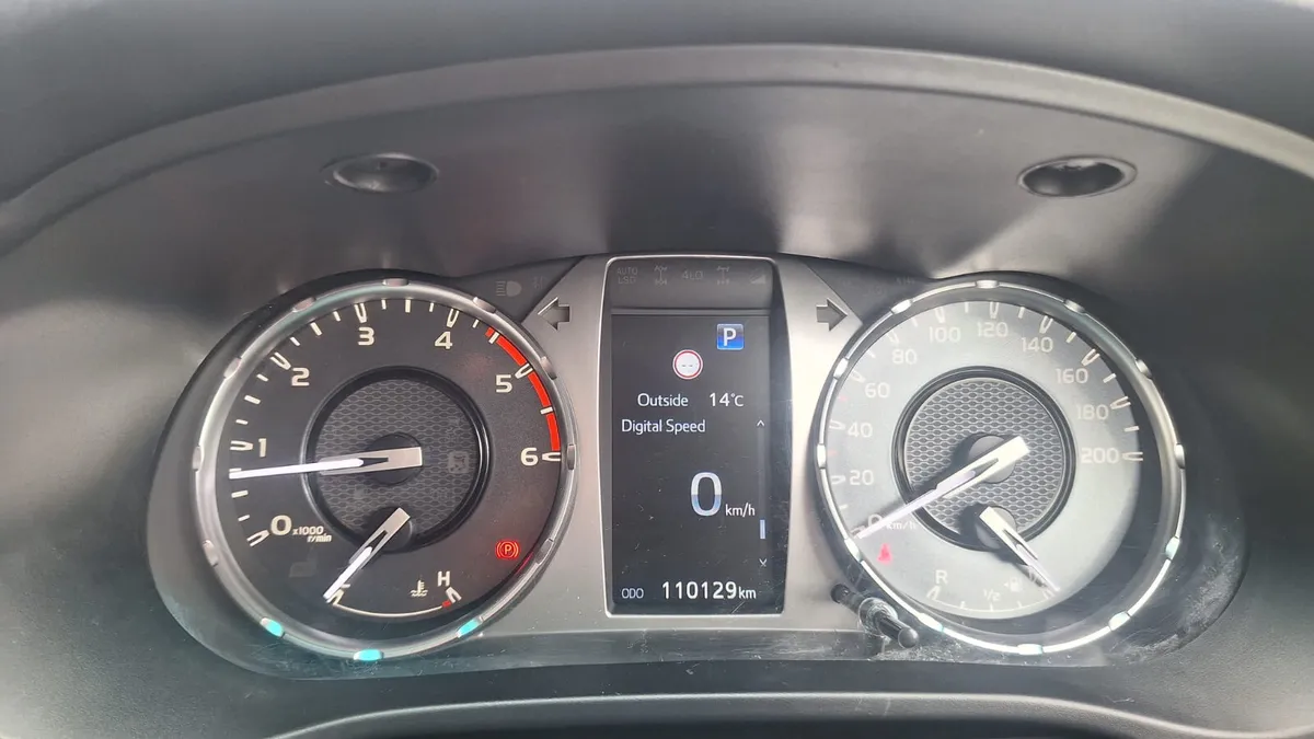 Toyota Hilux SR5 2.8  Auto 2023 - Image 3