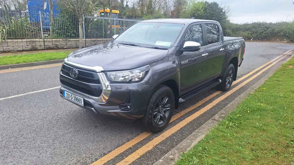 Toyota Hilux SR5 2.8  Auto 2023 - Image 4
