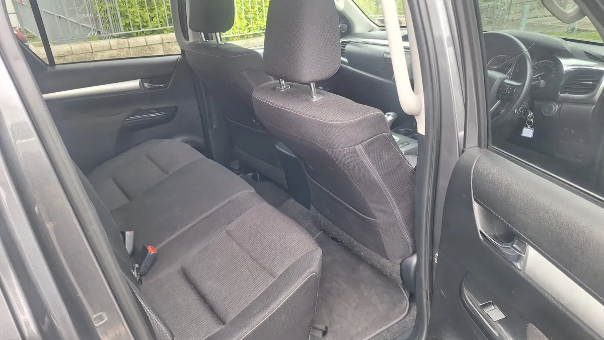 Toyota Hilux SR5 2.8  Auto 2023 - Image 2