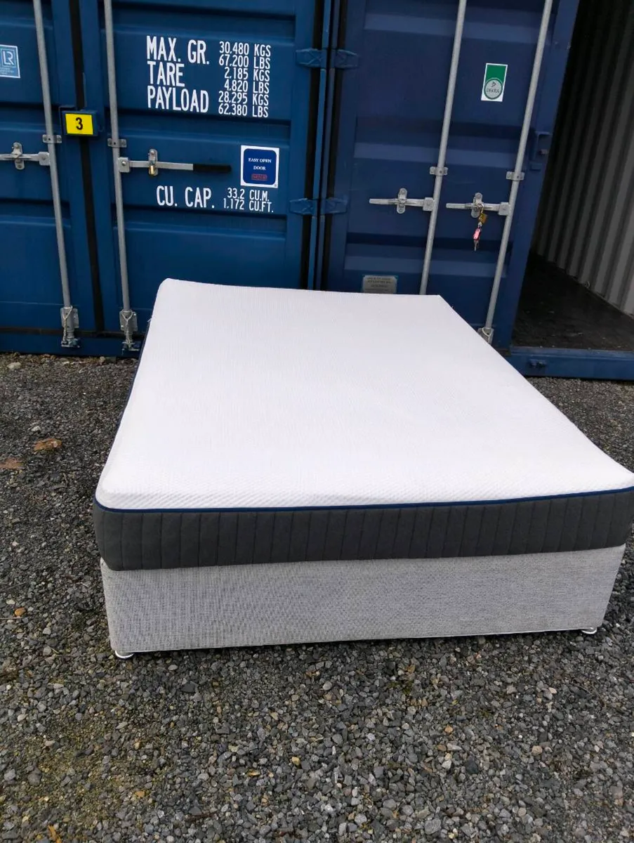 King size bed - Image 3