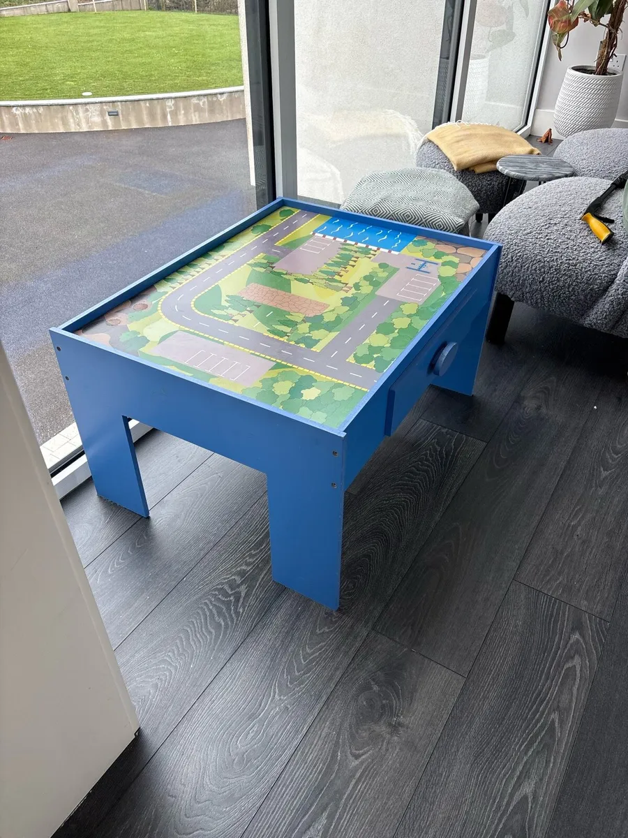 Play/lego table - Image 1