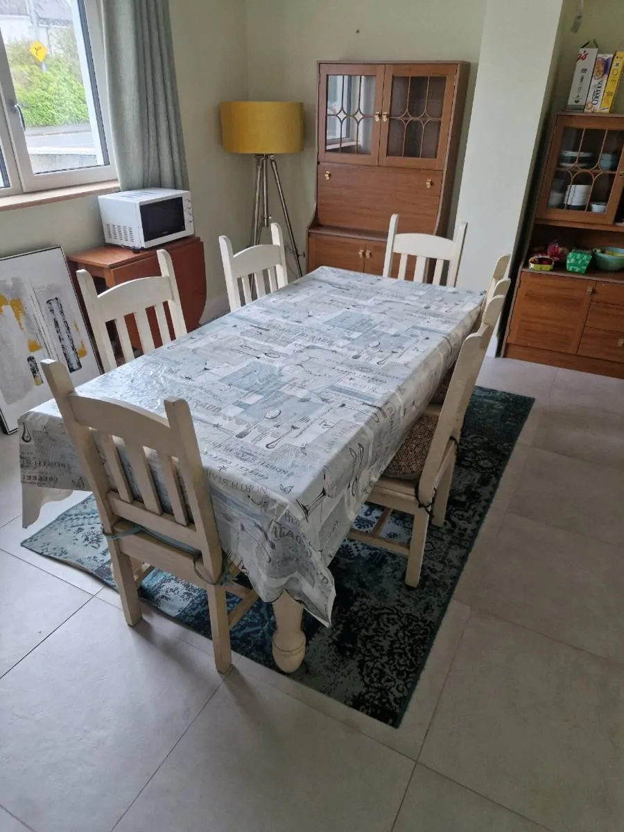 Table and chairs - Image 1