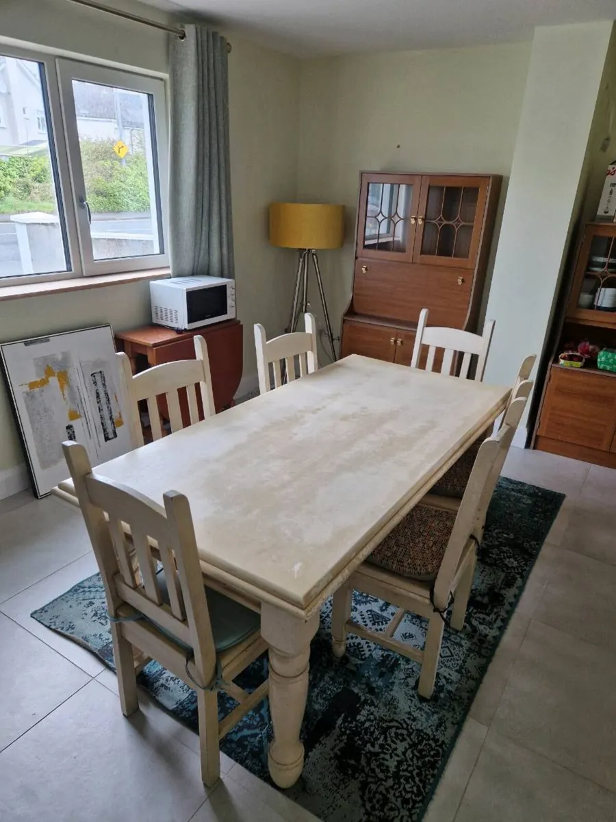 Table and chairs - Image 2