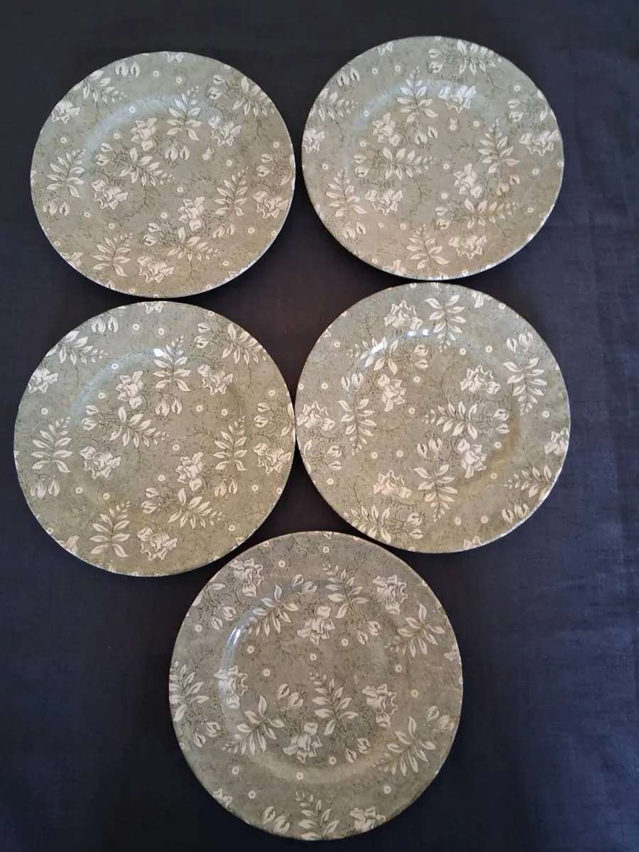 5 Royal Tudor Velvet Plates - Image 1