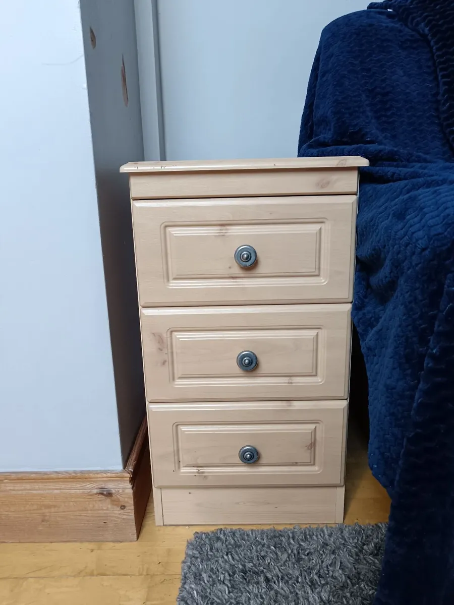 Bedside lockers 2 of each ...25 euro each - Image 2