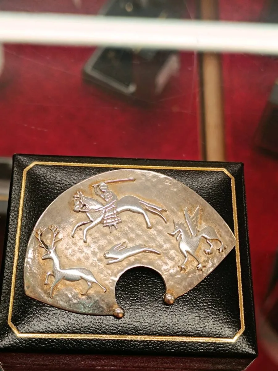 Silver Brooch by Sonja Ewen , Hunting Scene - Image 4