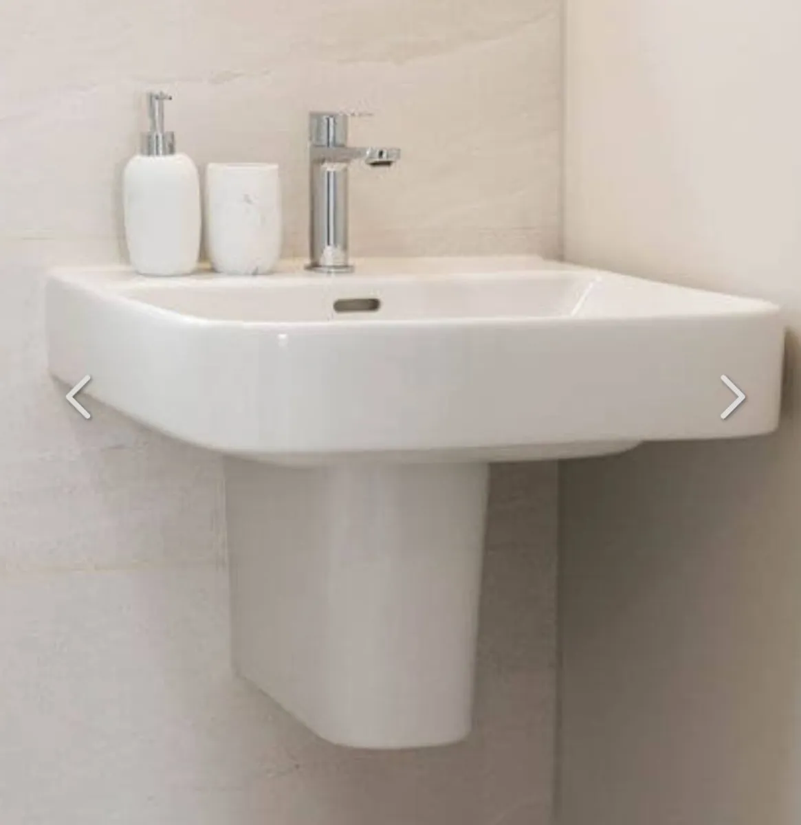 Bathroom sinks - Image 1