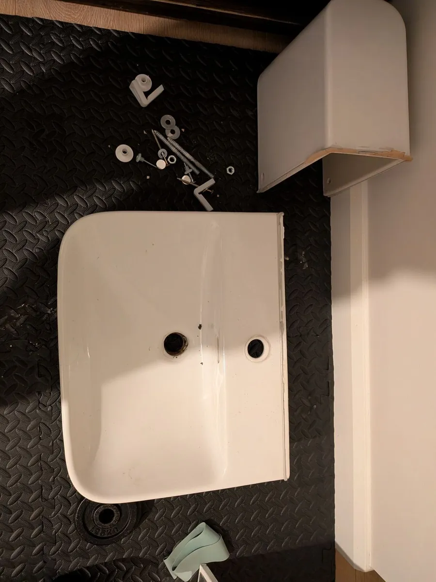 Bathroom sinks - Image 2