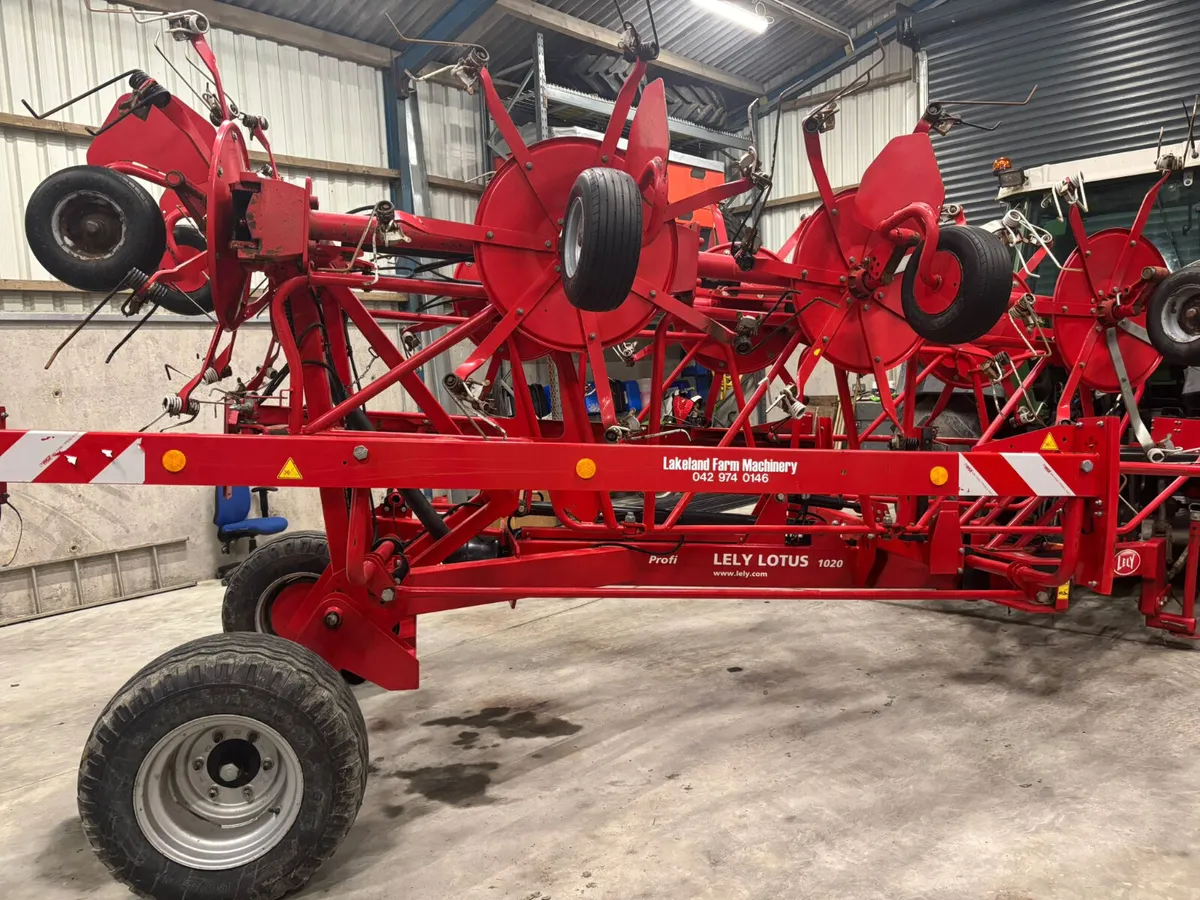 Lely lotus 1020 trailed tedder - Image 1