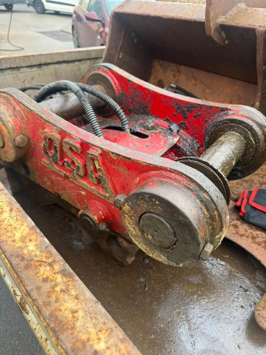 QSA 65MM PIN HYDRAULIC QUICK HITCH - Image 1