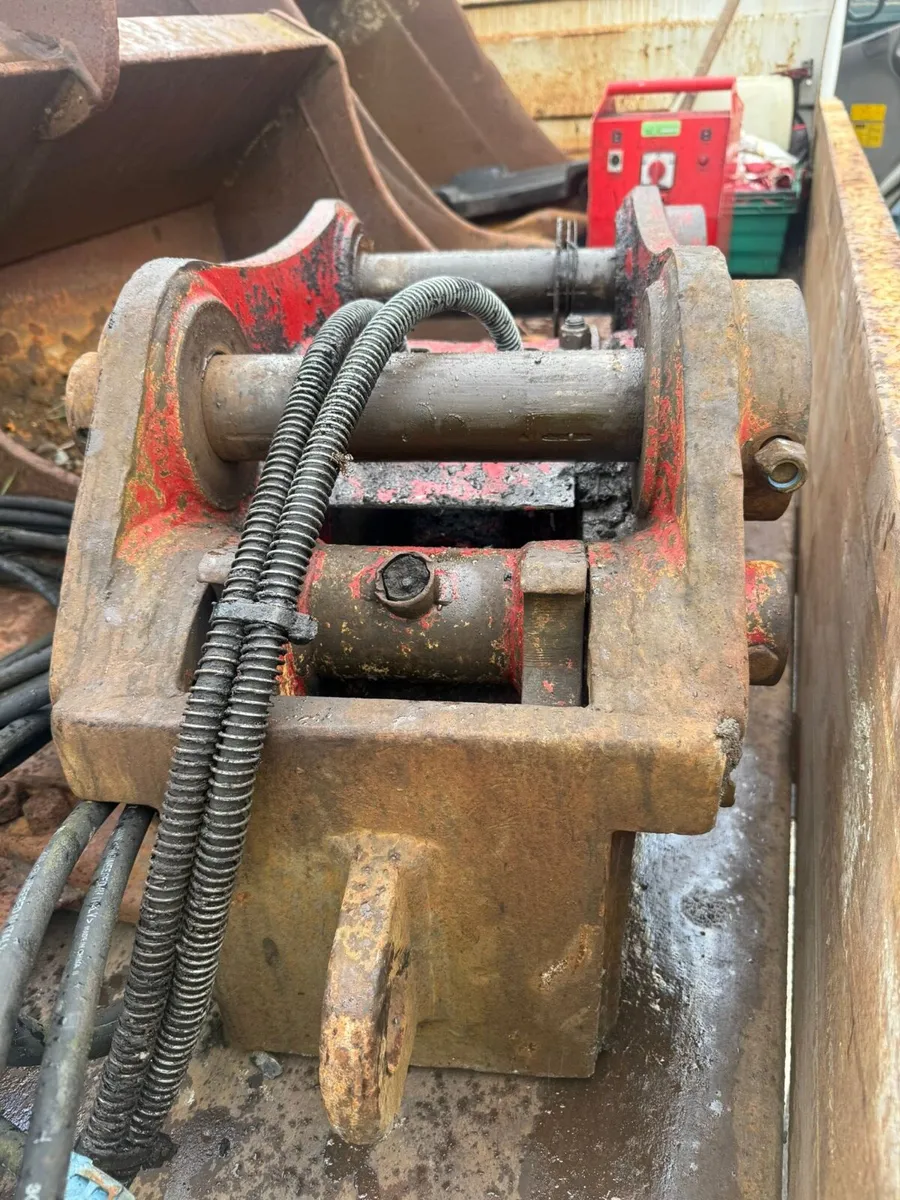 QSA 65MM PIN HYDRAULIC QUICK HITCH - Image 2