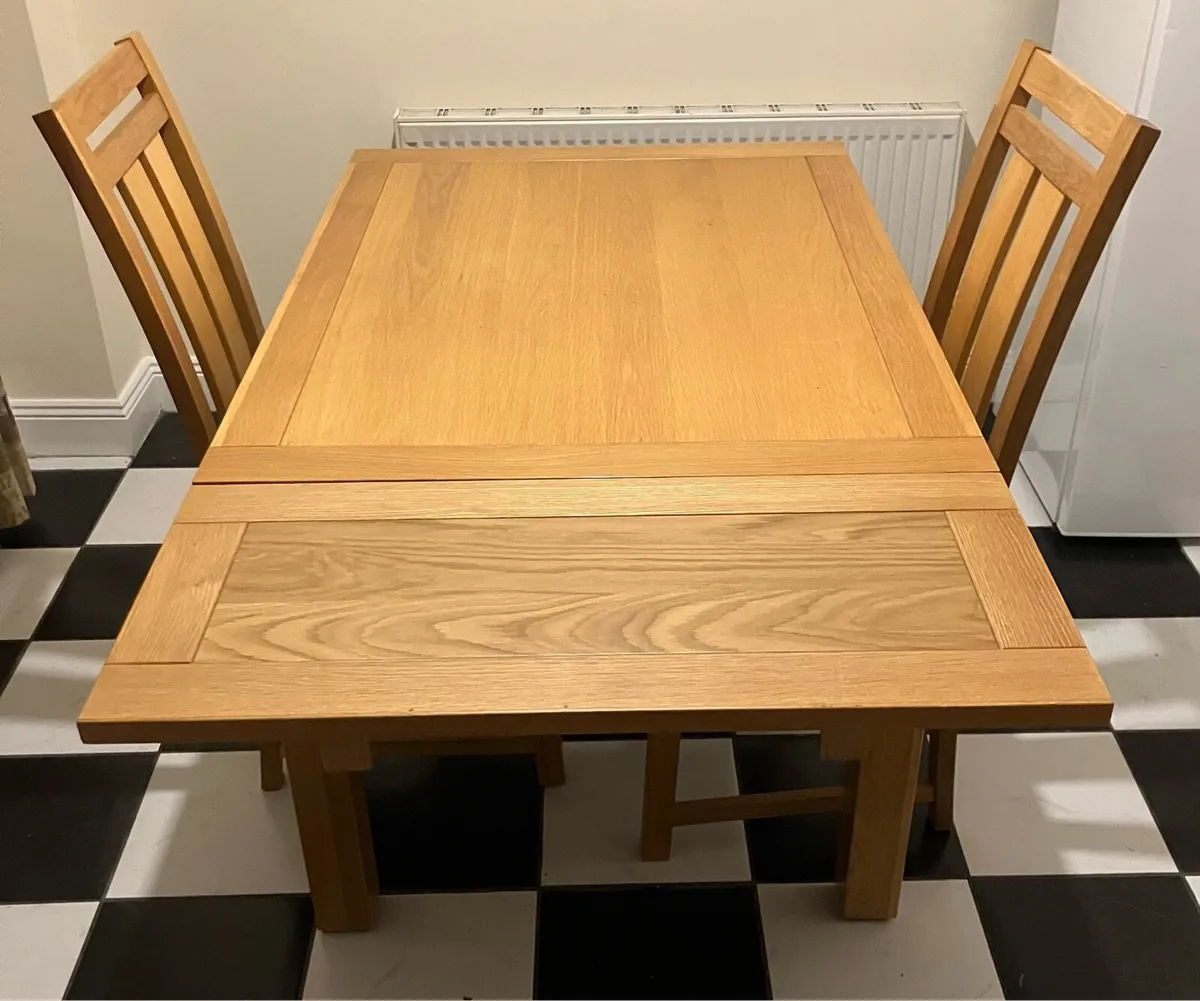 Table and chairs - Image 2