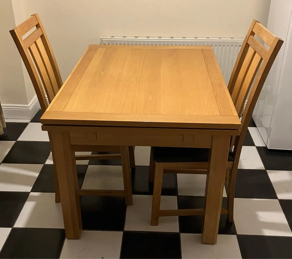 Table and chairs - Image 3