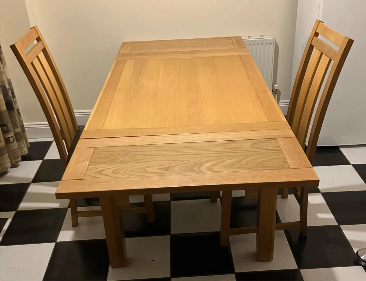 Table and chairs - Image 1