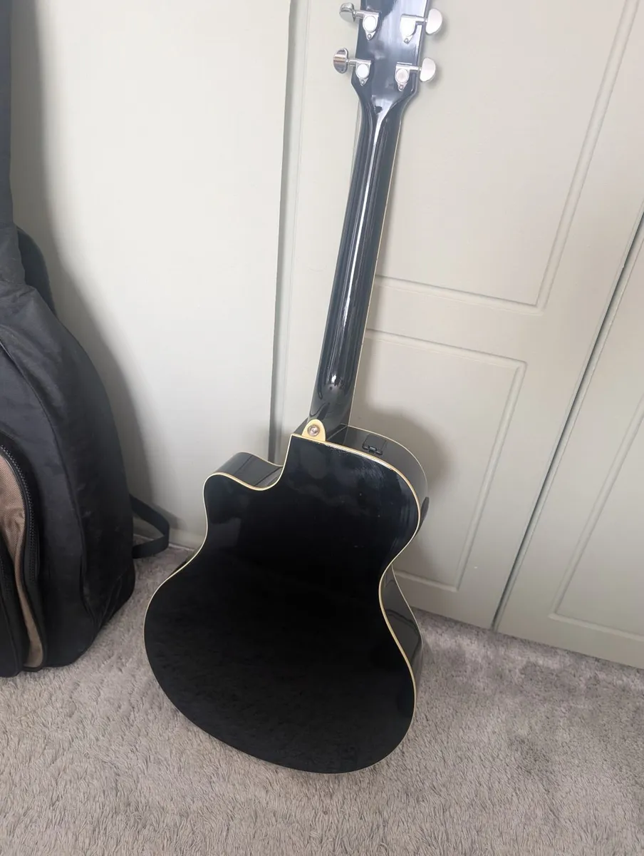 YAMAHA APX500II Guitar with case - Image 4