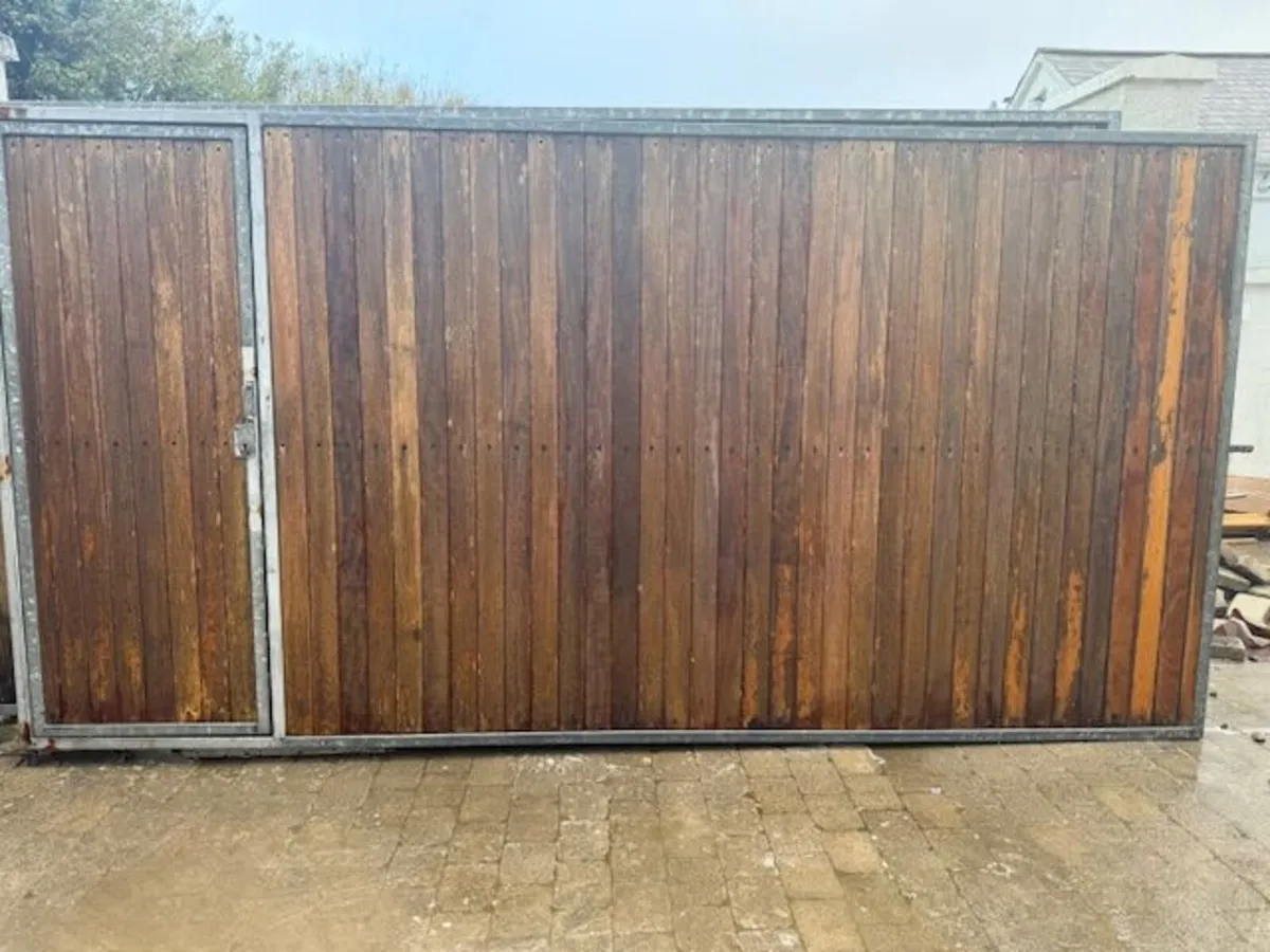 Large Gate with pedestrian access door, lock, keys