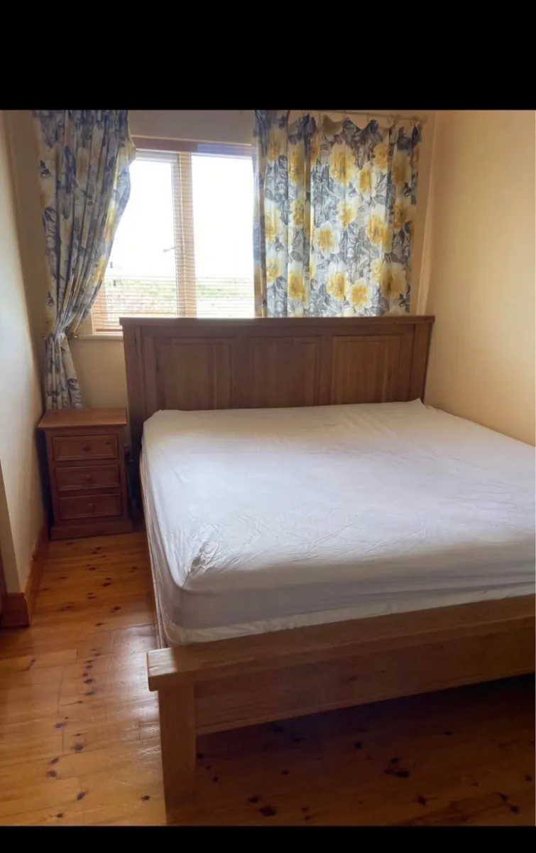 Super king size bed and 2 bedside lockers