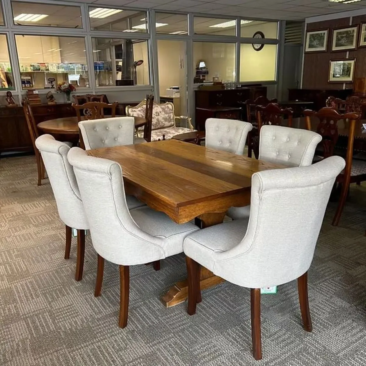 Fabulous solid oak dining table & 6 linen high bac
