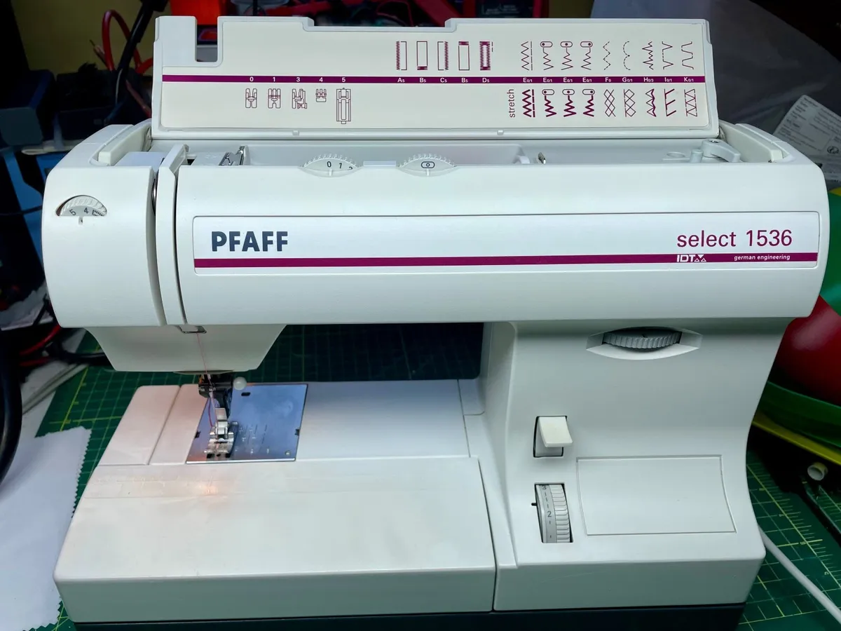 PFAFF Select 1536 Sewing Machine (with IDT) - Serv - Image 2