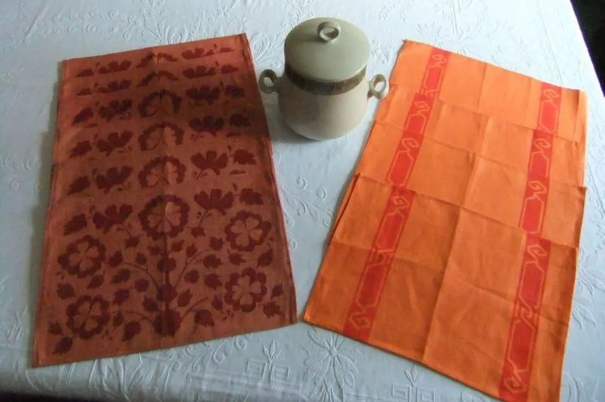 KDW Rare Lidded Big Cookie Pot & Linen Place Mats. - Image 2