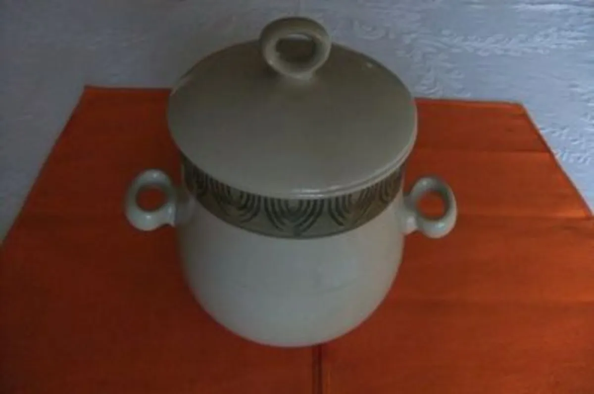 KDW Rare Lidded Big Cookie Pot & Linen Place Mats. - Image 1