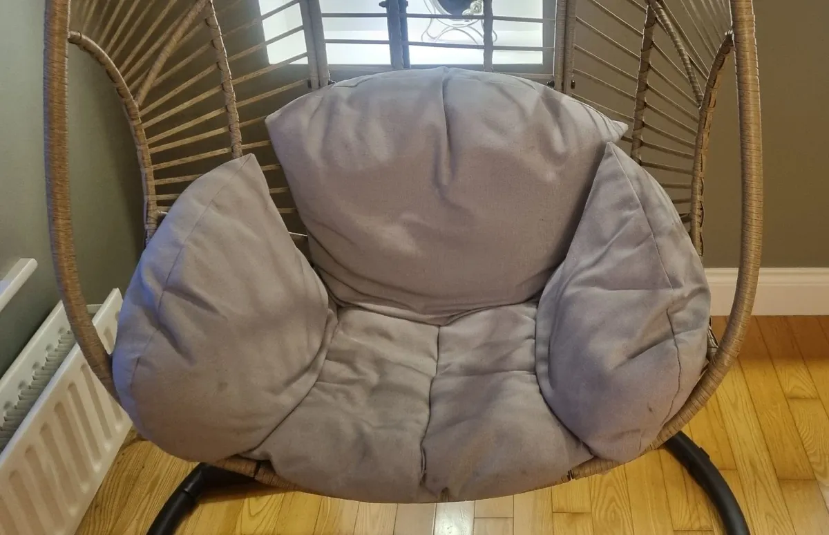 Swinging chair , sturdy, comfortable - Image 3