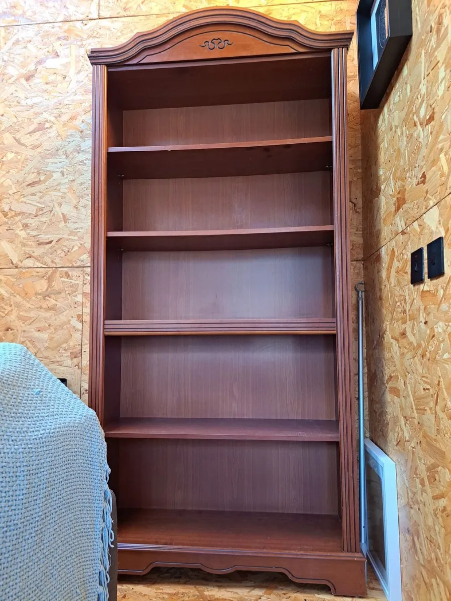 Free standing bookshelf - Image 1