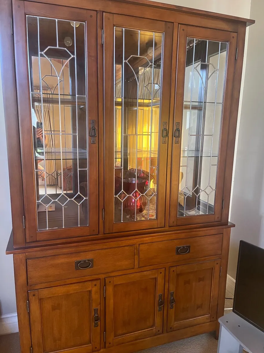 Matching Hutch & side table.. - Image 1