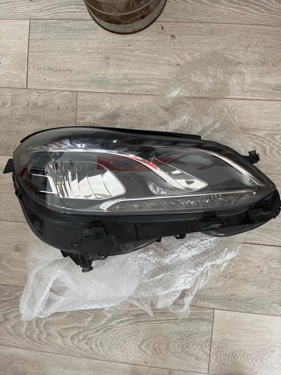 Mercedes W212 Drivers Headlight - Image 1
