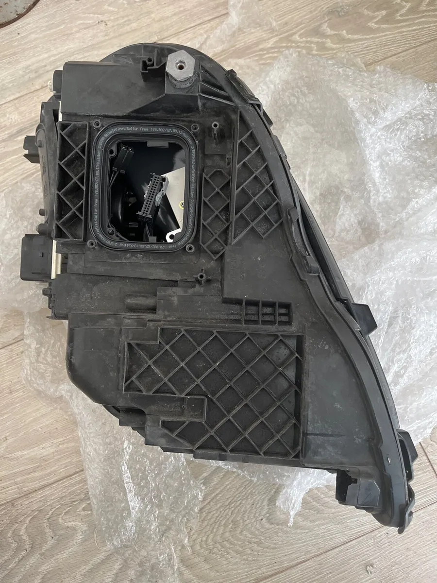 Mercedes W212 Drivers Headlight - Image 3