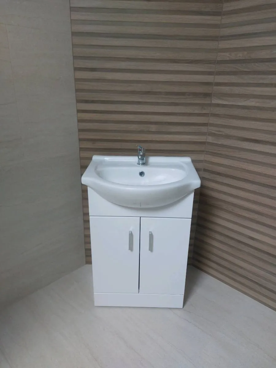 Bathroom vanity - Image 1