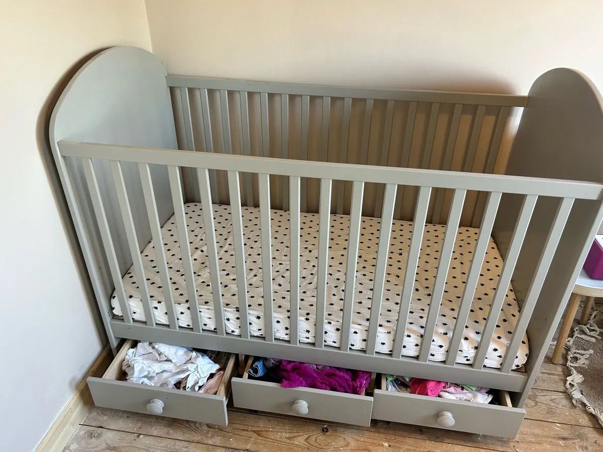 Adjustable height baby cot - Image 3
