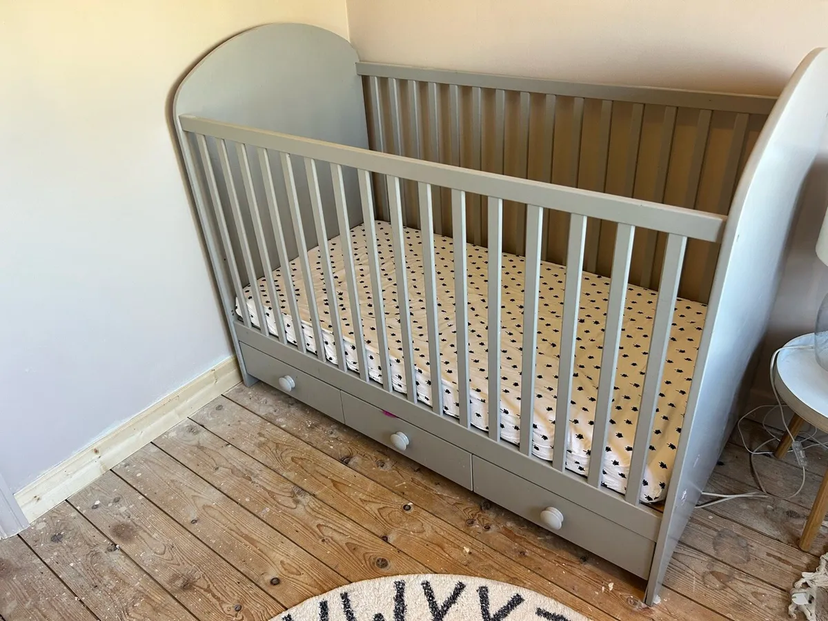 Adjustable height baby cot - Image 1