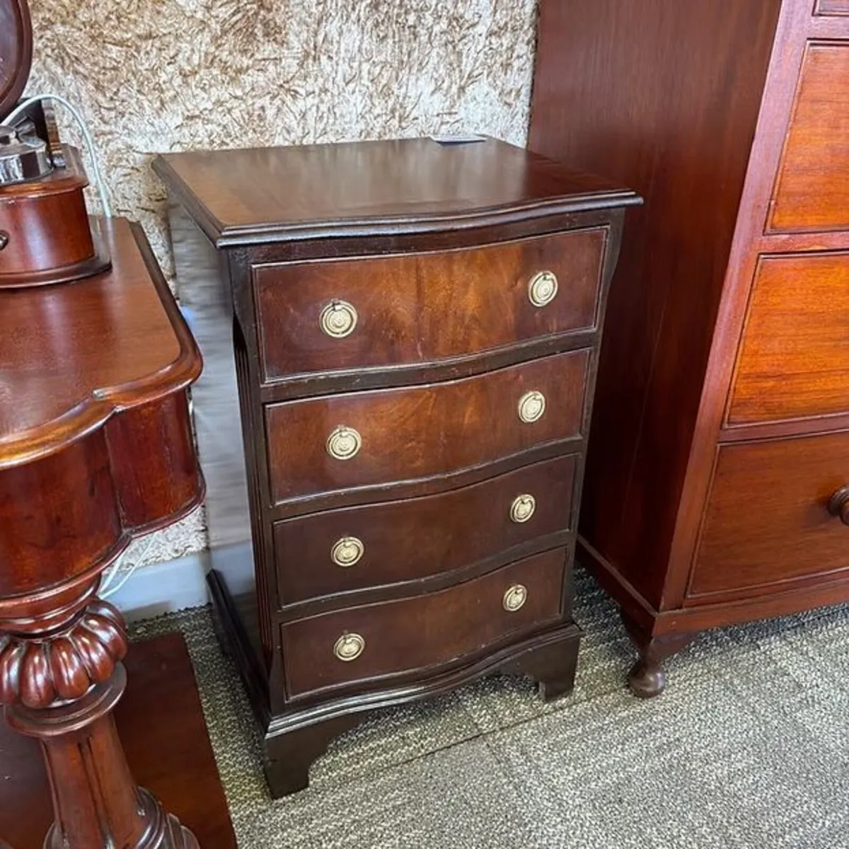 20th century mahogany chest of 4 drawers with serp