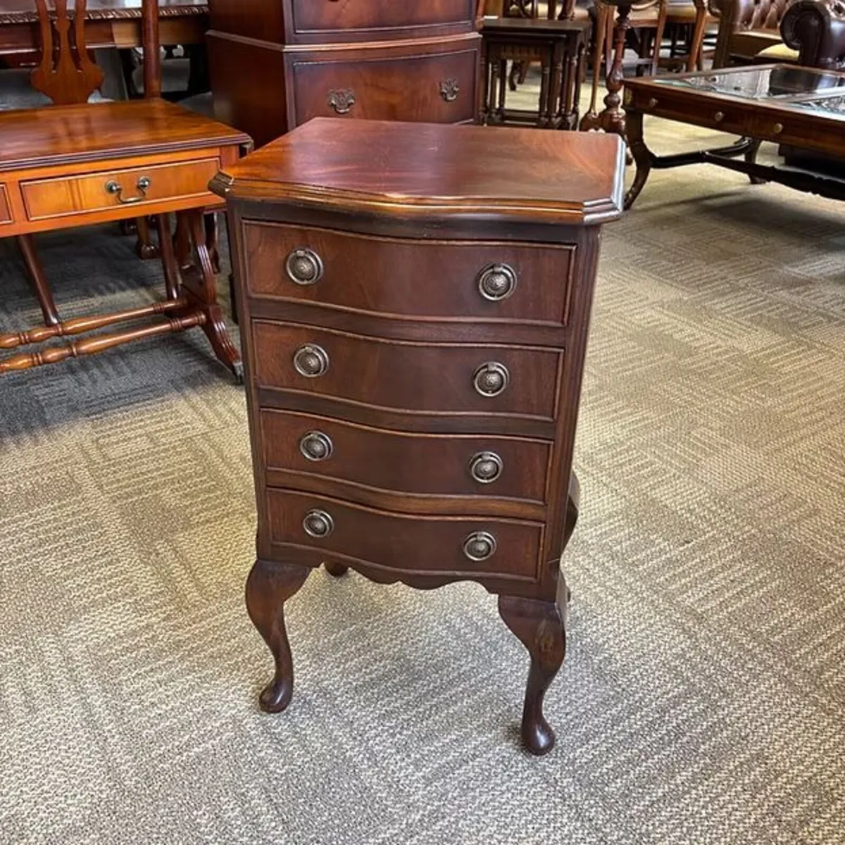 Mahogany chest of four drawers raised on cabriolet