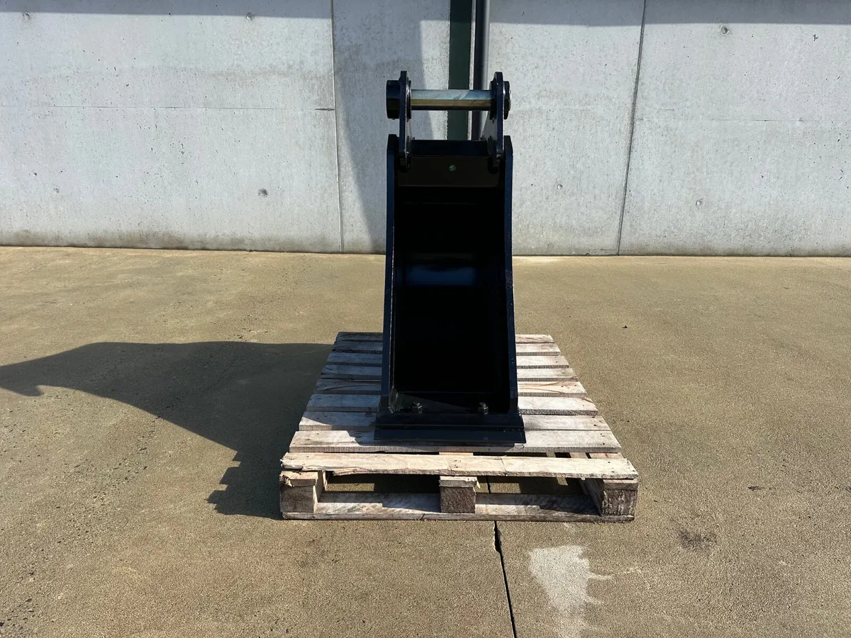 New DCE 13 Ton 18" Gummy Bucket, 65mm Pins, Blade - Image 2