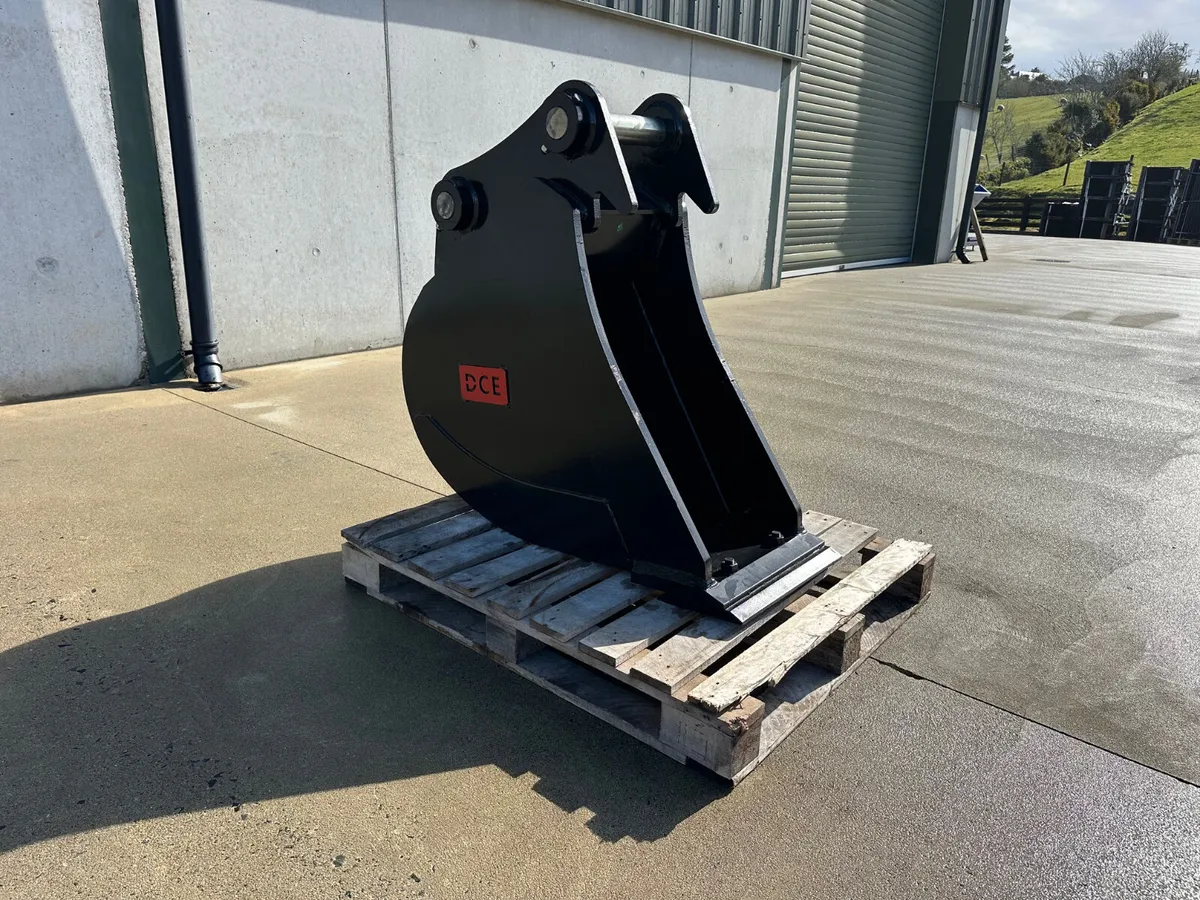 New DCE 13 Ton 18" Gummy Bucket, 65mm Pins, Blade - Image 3