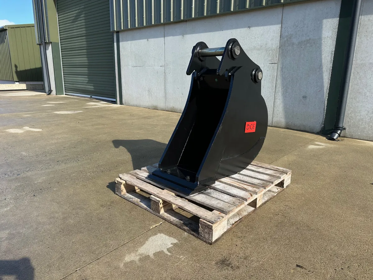 New DCE 13 Ton 18" Gummy Bucket, 65mm Pins, Blade - Image 1