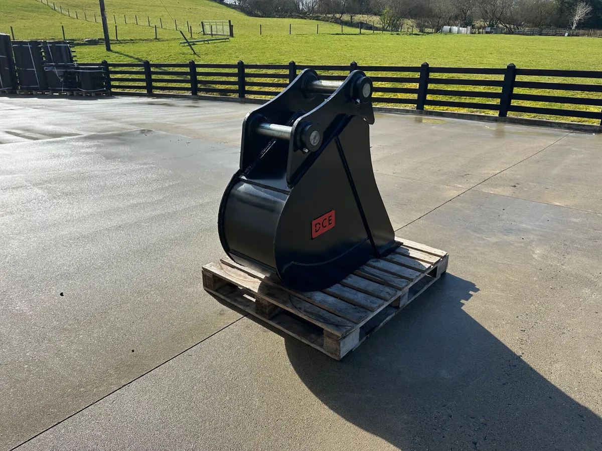 New DCE 13 Ton 18" Gummy Bucket, 65mm Pins, Blade - Image 4