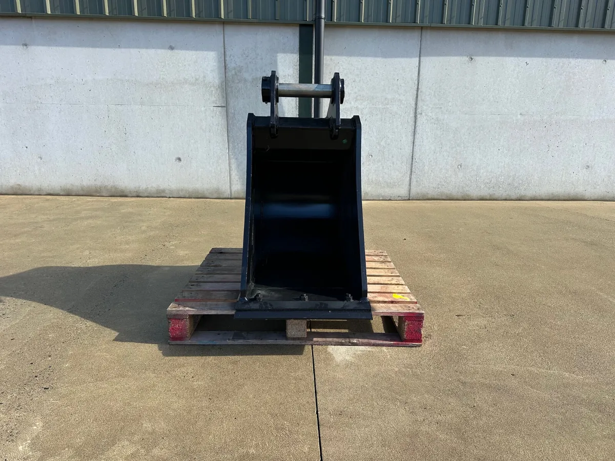 New DCE 13 Ton 24" Gummy Bucket, 65mm Pins, Blade - Image 2