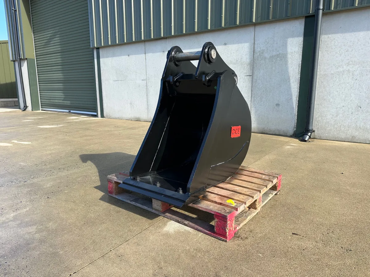 New DCE 13 Ton 24" Gummy Bucket, 65mm Pins, Blade - Image 1