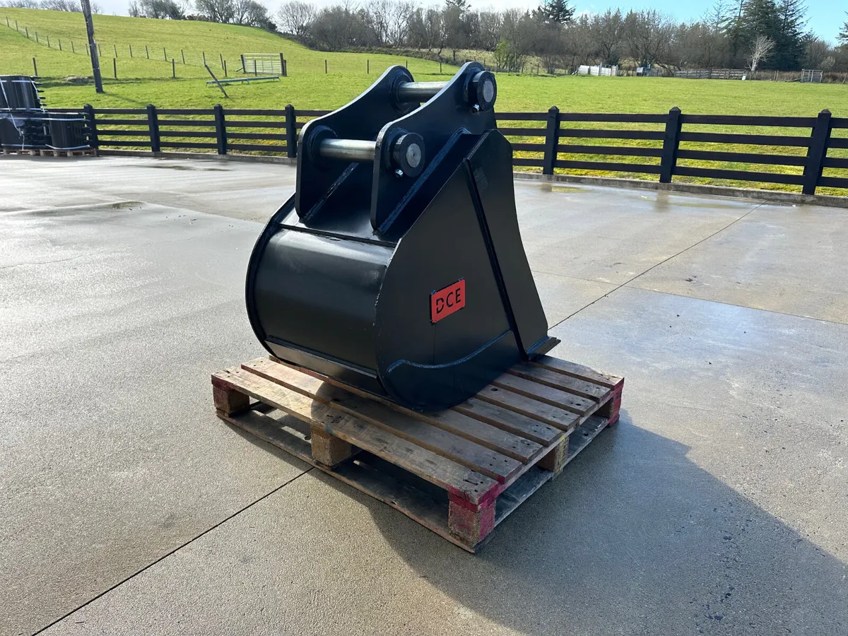 New DCE 13 Ton 24" Gummy Bucket, 65mm Pins, Blade - Image 4